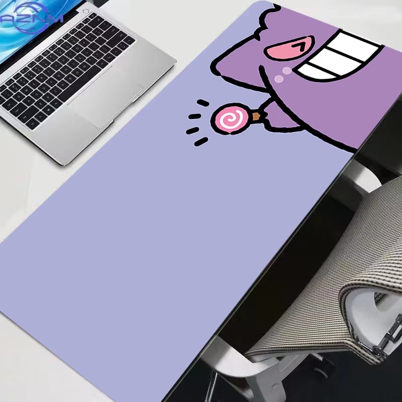 Gaming Keyboard High Ground - ポケモン ゲンガーの可愛いイラストが描かれた、大型のゲーミングマウスパッド。アニメ風のデザインで、滑り止め加工が施されたゴム製のデスクマット。ゲームやオフィス、PCの装飾に最適。